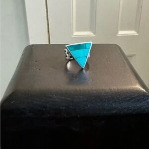 TURQUOISE TRIANGLE GORGEOUS ring. Size 6 1/2, could fit a 7 as well. Size photo